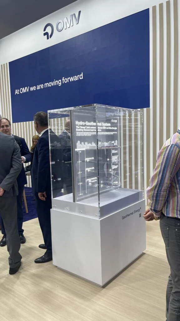 OMV Messemodell – Hydro-Geothermal System, Acrylglas-Vitrine mit Beleuchtung, Energiepräsentation.