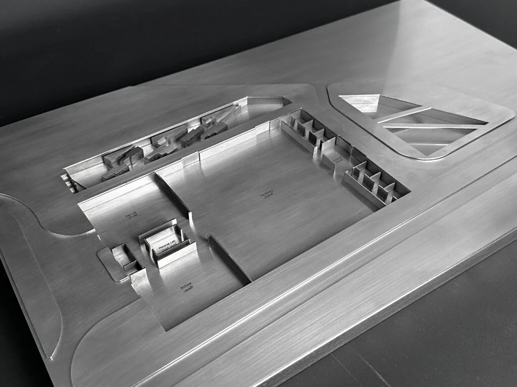 Architekturmodell aus Metall – robustes Schnittmodell mit präzisen Gravuren und abstrahierter Flächenstruktur.