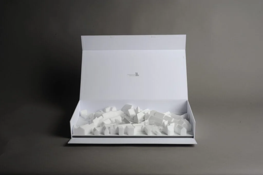 Architekturmodell in weißer Verpackungsbox mit Polsterung – sichere Lösung für Transport und Lagerung von Modellen.