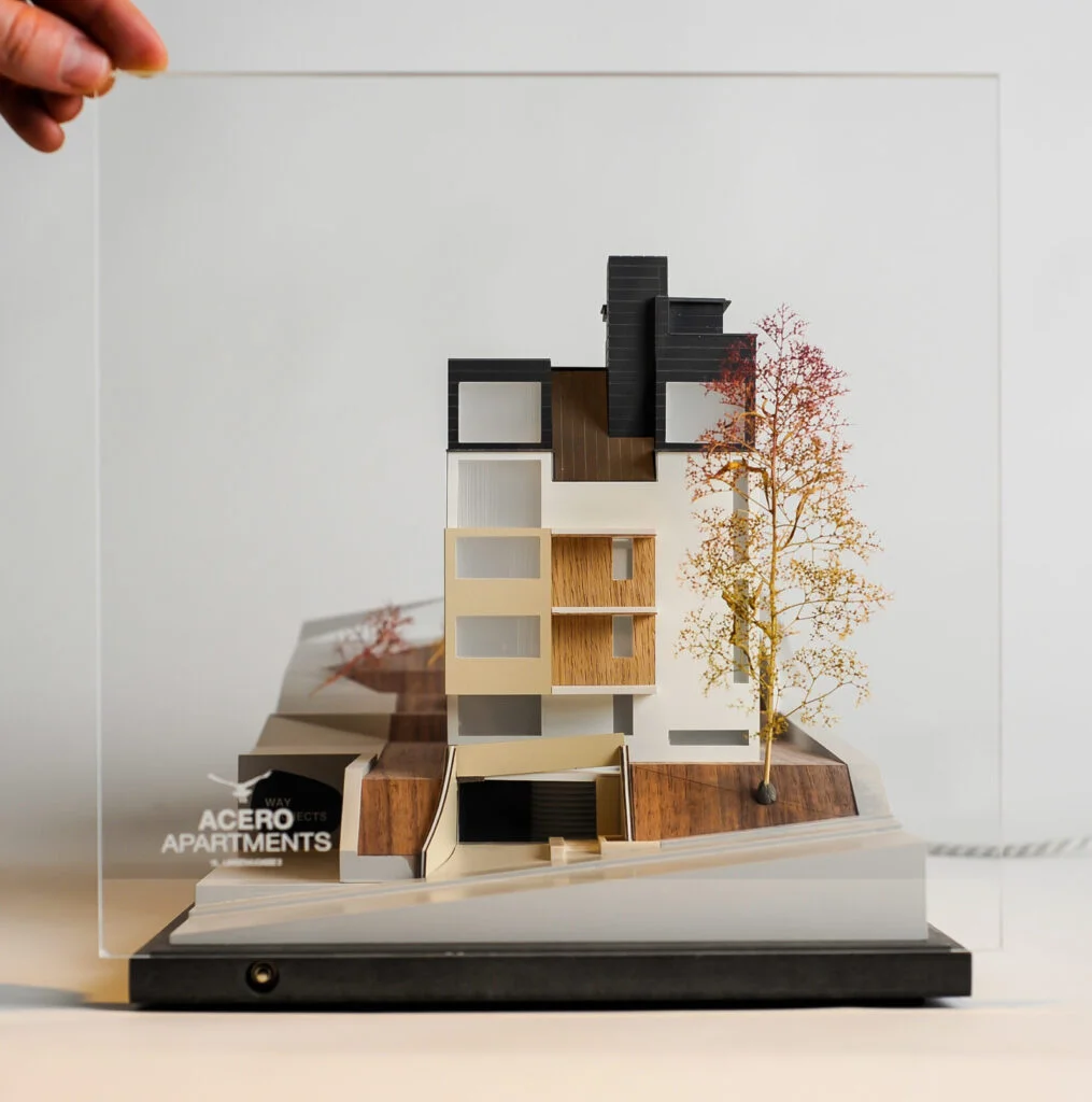 Architekturmodell Acero Apartments – modernes Wohnhaus mit Acrylglasvitrine, Holzdetails un