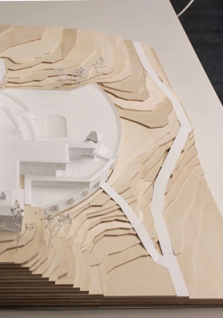 Architekturmodell aus Holz – Hotelanlage mit Landschaft, topografischen Schichtlinien und Gebäuden.