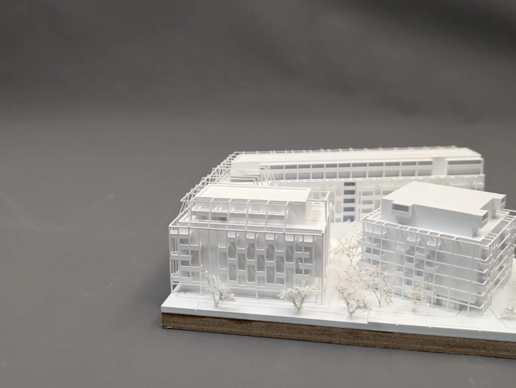Architekturmodell 1:500 – Wettbewerbsmodell eines Büro- und Wohnkomplexes mit Fassadenstruktur und Innenhof.