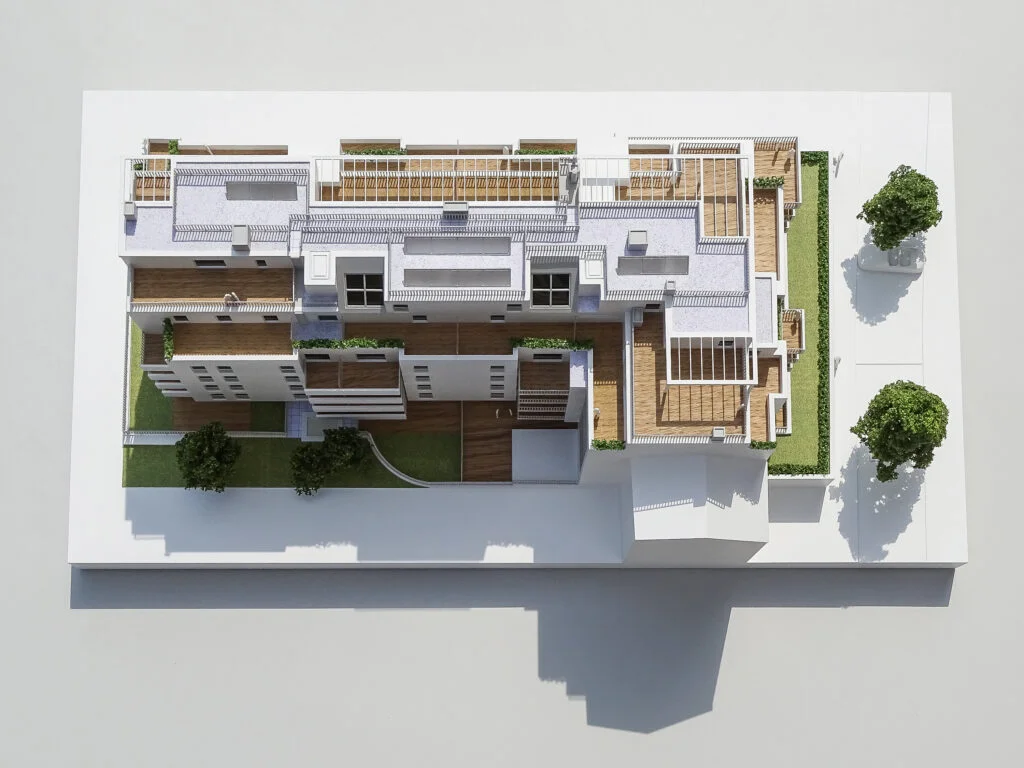Verkaufsmodell eines modernen Wohnhauses am Hang – terrassierte Architektur mit Balkonen, Dachterrassen und detailreicher Fassadengestaltung für Immobilienpräsentationen.