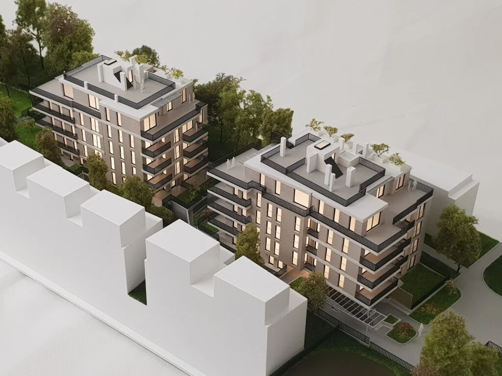 Architekturmodell 1:100 – Doppelwohnhaus mit Balkonen, Grünflächen und detaillierter Fassadengestaltung, realistisch beleuchtet.
