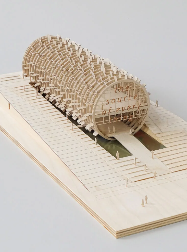 Architekturmodell Expo-Pavillon – zylindrische Holzstruktur mit Fassadendetails und Platzgestaltung im Maßstab.