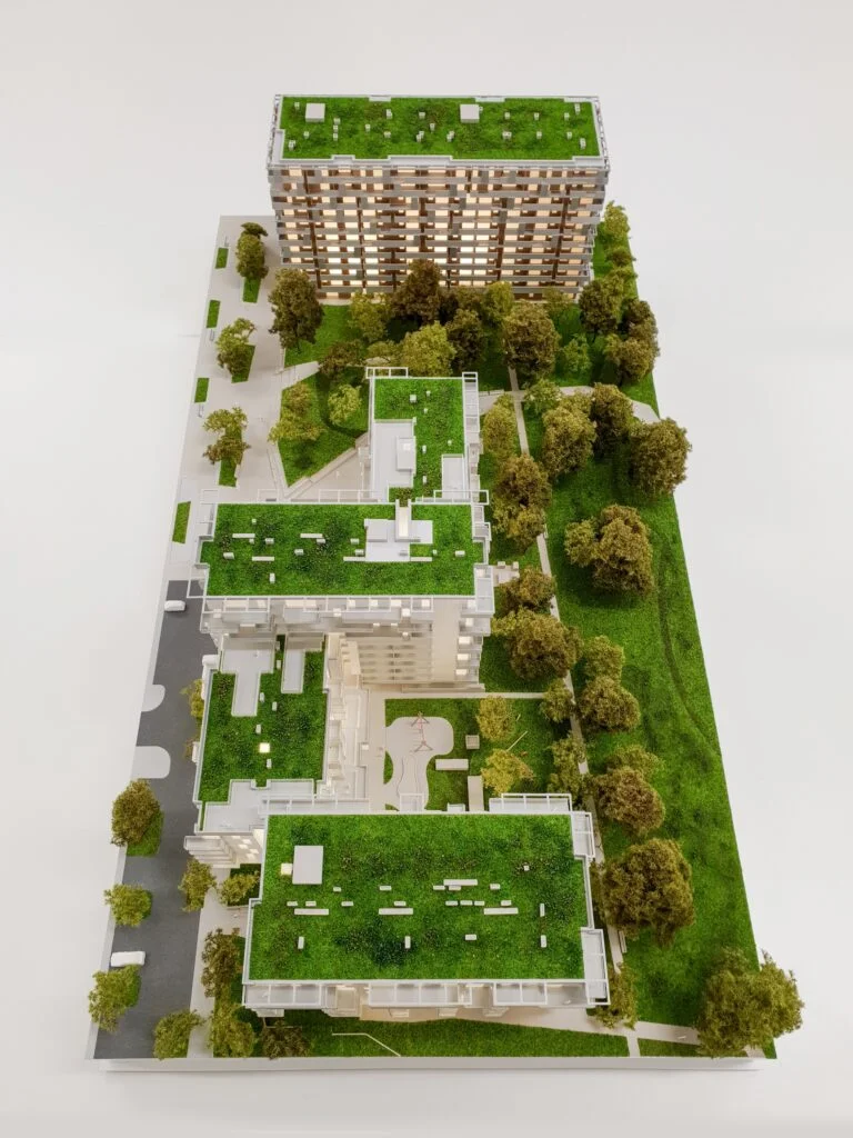 Landschaftsmodell Wohnanlage – Gebäude mit begrünten Dächern, Bäumen und detaillierter Freiraumgestaltung.