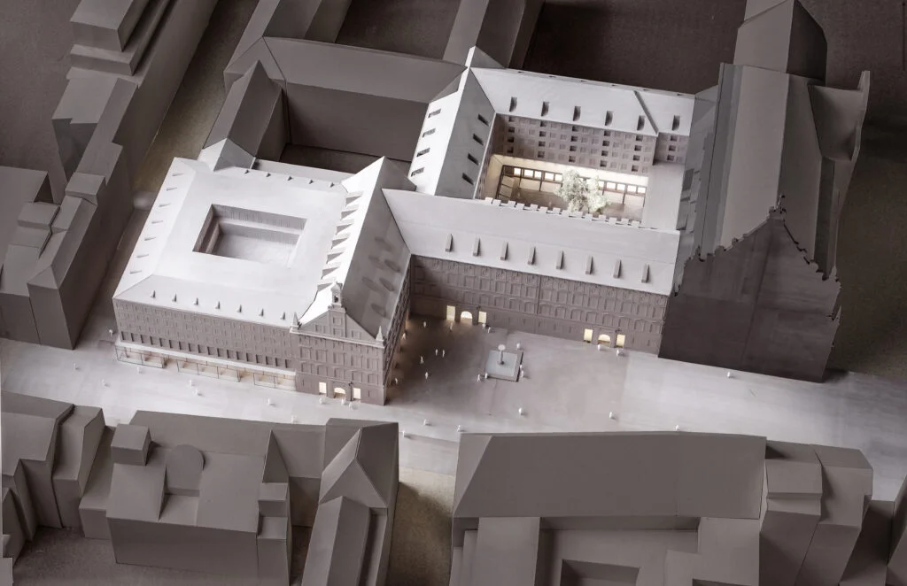 Umgebungsmodell im Maßstab 1:500 – historischer Stadtblock mit Innenhof, Platzgestaltung und abstrahierter Nachbarbebauung.