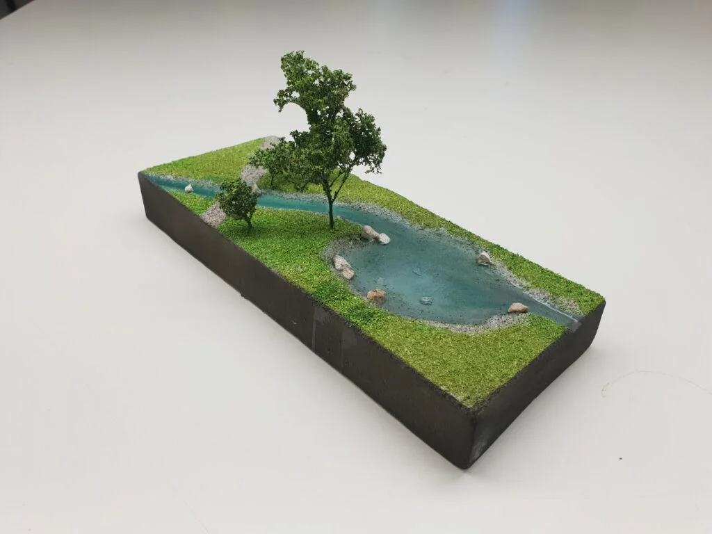 Bemusterungsmodell Landschaft mit Wasserlauf, Baum und Wiese, naturgetreu gefertigt in Wien, ideal für Präsentationen.
