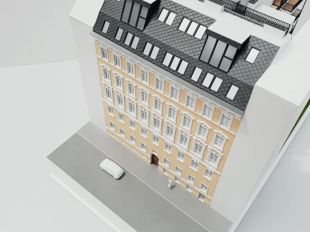 Architekturmodell – Altbau-Wohnhaus mit farbiger Fassade und Dachausbau, handgefertigt in Wien.