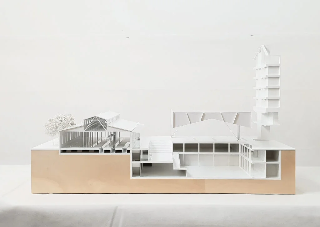 Weißes homogenes Architekturmodell einer Industriehalle mit Turm und Dachstruktur, ideal für Wettbewerbe und Präsentationen.