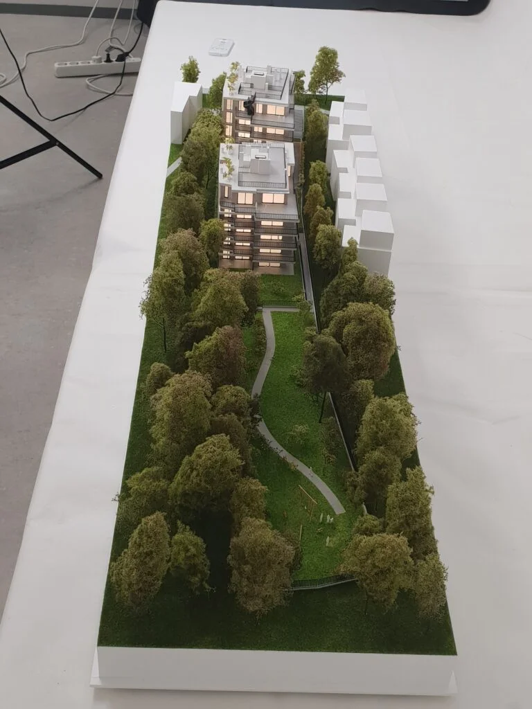 Landschaftsmodell Wohnhausanlage – Gebäude mit Parkfläche, Bäumen und Beleuchtung für Wettbewerbe und Immobilien.