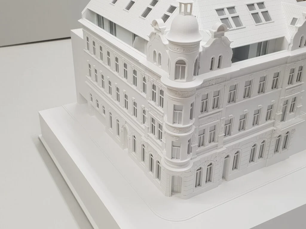 Weißes Architekturmodell – Altbau mit historischer Fassade, Kuppel und Dachausbau, handgefertigt in Wien.