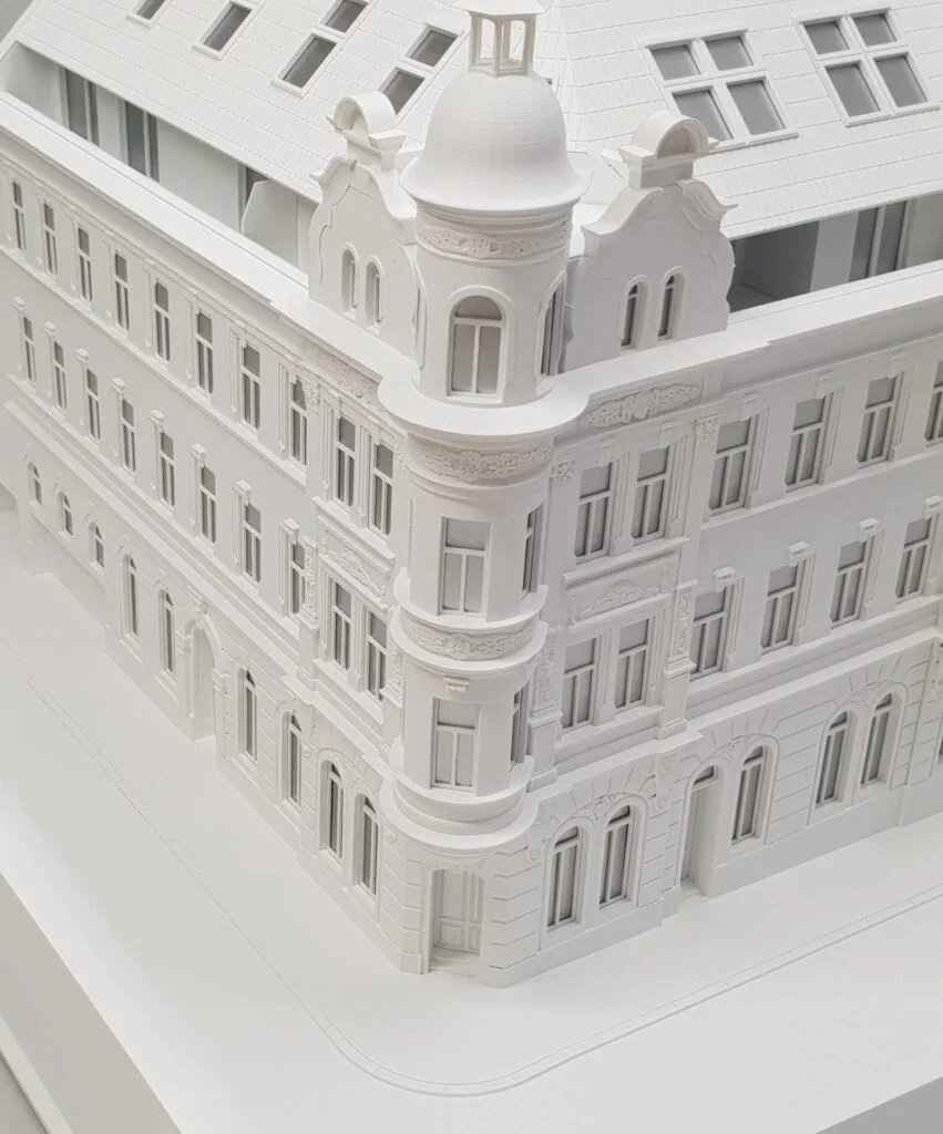 Immobilienmodell eines Altbaus im Maßstab 1:200 – weißes Modell mit Kuppelturm und detaillierter Stuckfassade.