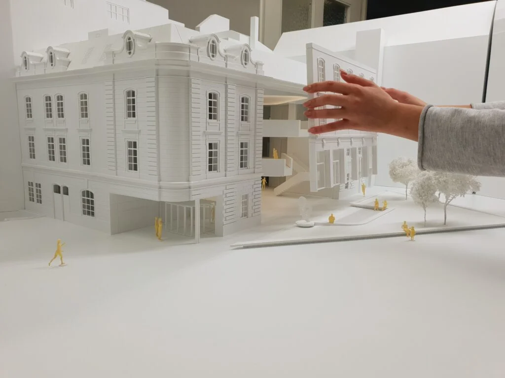 Funktionsmodell Architektur – weißes Modell eines historischen Gebäudes mit Schnittdarstellung und Umgebung.