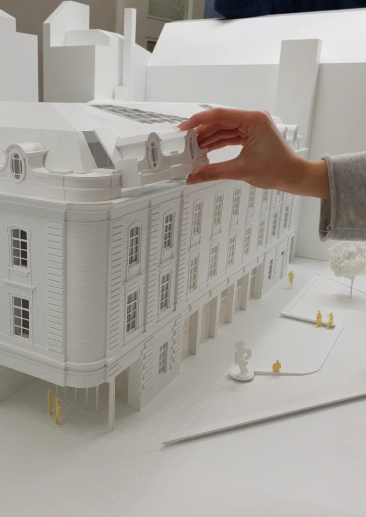 Wettbewerbsmodell im Maßstab 1:200 – weißes Architekturmodell eines historischen Gebäudes mit detaillierter Fassade.