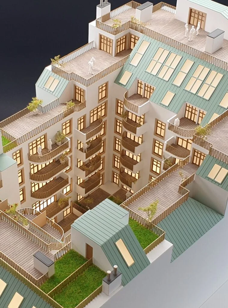Immobilienmodell im Maßstab 1:200 – Wohnanlage mit begrünten Dachterrassen, Balkonen und detaillierter Innenhofgestaltung