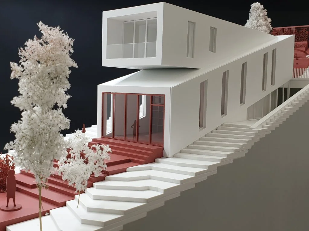 Präsentationsmodell einer modernen Villa im Maßstab 1:200 – Hanglage mit Treppen, großen Glasfronten und klarer Architektur.