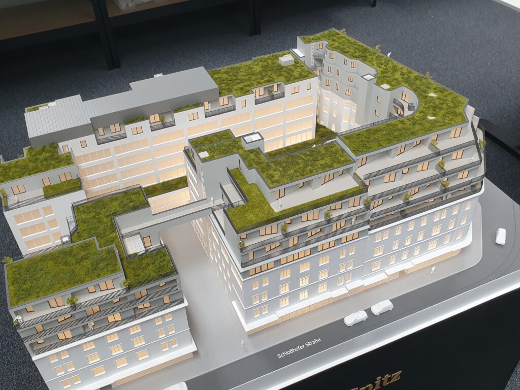 Architekturmodell – Wohnanlage mit Dachbegrünung, Innenhof und Lichtinstallation für Präsentationen.