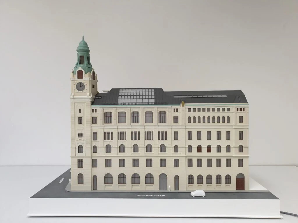 Architekturmodell – historisches Gebäude mit Uhrturm, detaillierter Fassade und farbiger Darstellung.