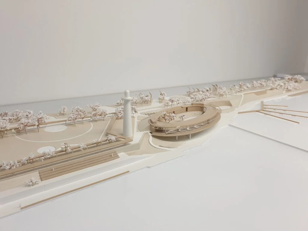 Architekturmodell eines Landschafts- und Parkprojekts im Maßstab 1:500 mit Leuchtturm, Arena und Begrünung.