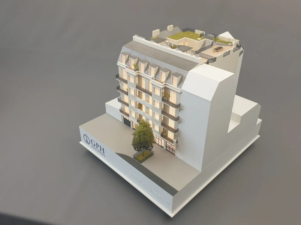 Architekturmodell – Altbau-Wohnhaus mit Balkonen, Dachbegrünung und Lichtinstallation, Präsentationsmodell.