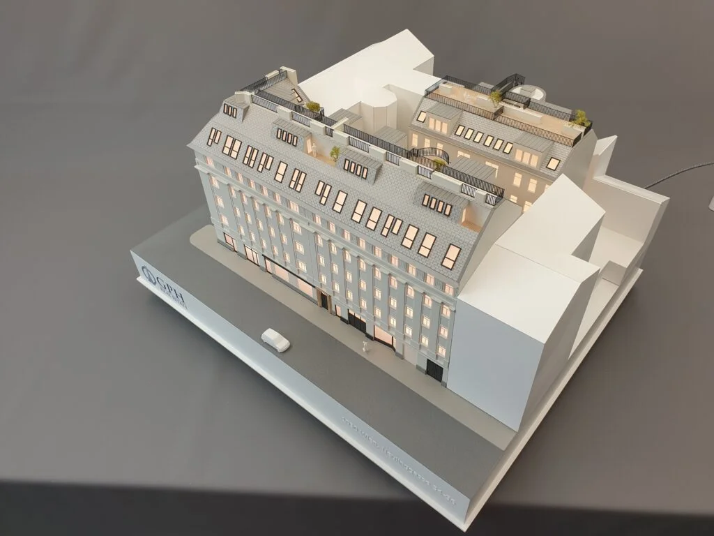 Architekturmodell – Altbau-Block mit Innenhof, Dachausbau und Lichtinstallation, handgefertigt in Wien.