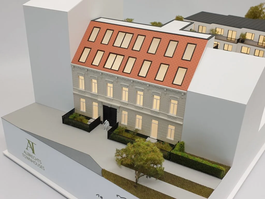 Architekturmodell – Altbau mit sanierten Dachgeschossen, begrüntem Hof und beleuchteten Fenstern.