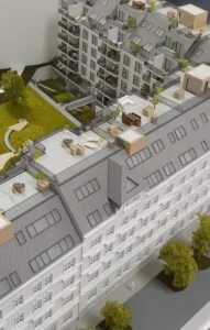 Immobilienmodell im Maßstab 1:200 – große Wohnanlage mit Dachterrassen, begrüntem Innenhof und detaillierten Fassaden