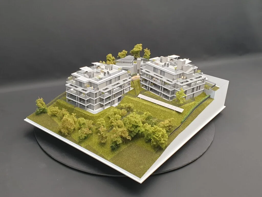 Landschaftsmodell Wohnhäuser – moderne Gebäude mit Bäumen, Grünflächen und detaillierter Freiraumgestaltung.