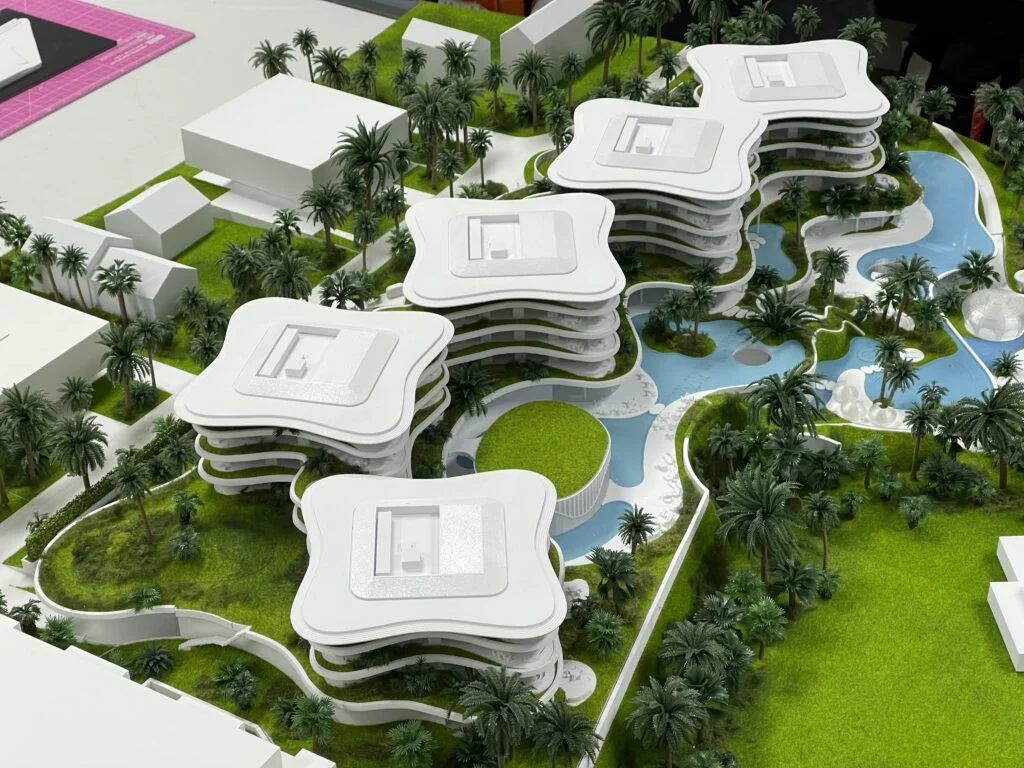 Landschaftsmodell Resort – organische Gebäudeformen mit Pools, Palmen und großzügigen Grünanlagen.