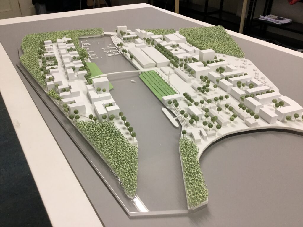 Städtebaumodell Hafenareal – Weißmodell mit Gebäuden, Wasserflächen und Bäumen für urbane Planung.