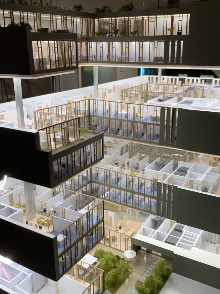 Architekturmodell Schnittmodell Bürogebäude mit offenen Innenräumen und Lichtdarstellung, gefertigt in Wien.