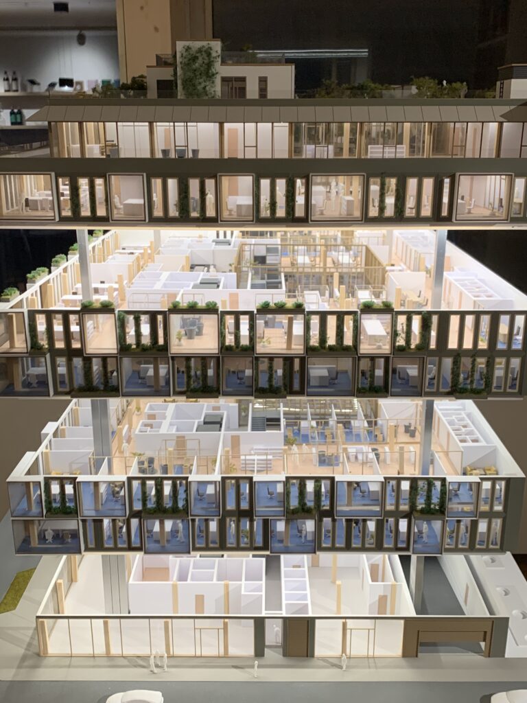 Funktionsmodell Architektur – mehrstöckiges Modell mit offenen Innenräumen, Räumen und Etagenstruktur.