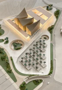 Landschaftsmodell Kulturbau – Gebäude mit markanter Dachform, Platzgestaltung und Bäumen für Präsentationen.