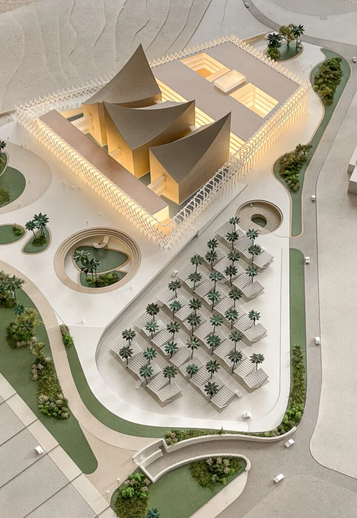Landschaftsmodell Kulturbau – Gebäude mit markanter Dachform, Platzgestaltung und Bäumen für Präsentationen.