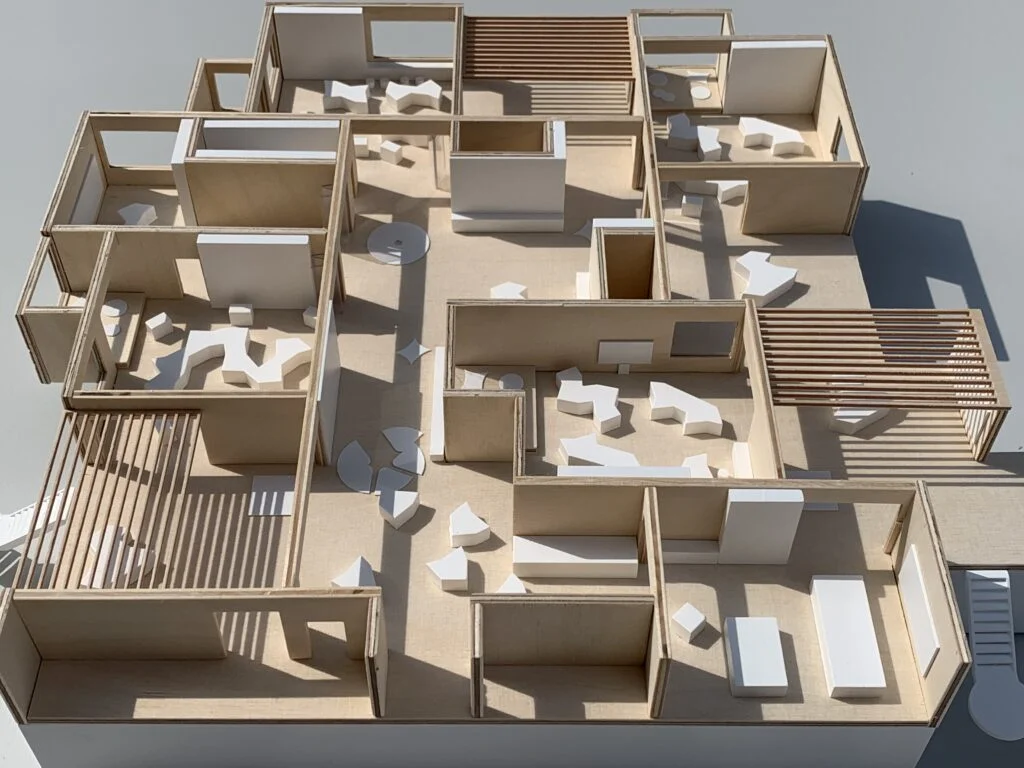 Holzmodell Schnittmodell mit Innenräumen, Möbeln und Strukturen, Architekturmodell für Wettbewerbe und Präsentationen in Wien.