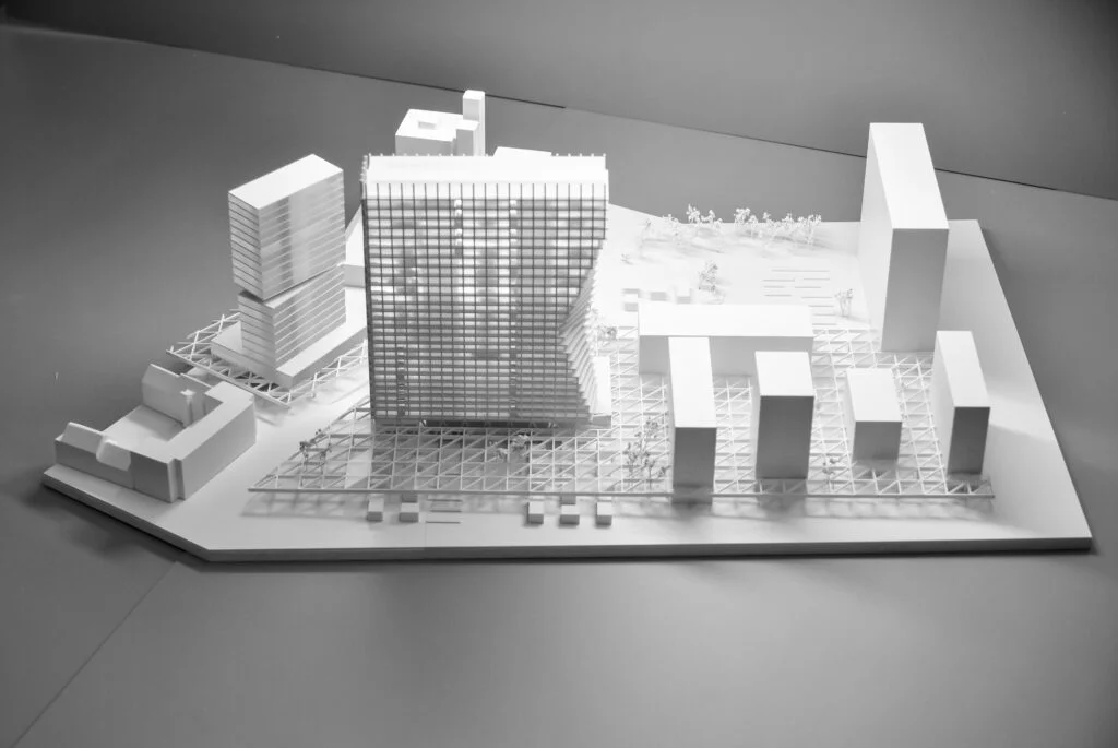 Architekturmodell eines Hochhauses im Maßstab 1:500 – weißes Städtebaumodell mit Umgebungsbebauung und Struktur.
