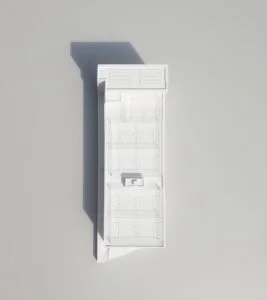 : Weißes 3D-Druck Modell von oben fotografiert, rechteckiges Gebäude mit Innenhofstruktur, auf hellem Hintergrund.