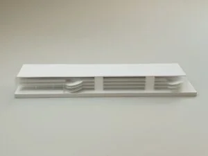 Perforiertes Fassadenmodell mit gelaserten Ornamentstrukturen und transparenter Deckschicht in realistischer Präsentation