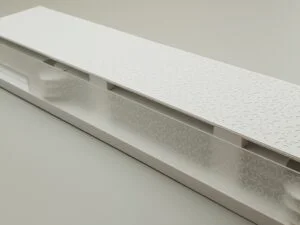 Fassadenmodell mit filigraner Perforation und transluzenter Oberfläche – präzise Funktions- und Designstudie.
