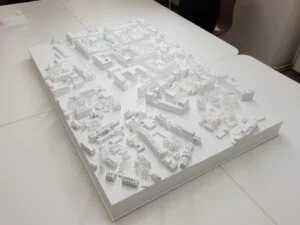 Städtebauliches Weißmodell eines großflächigen Stadtquartiers mit klaren Baukörpern, Verkehrsachsen und feinen Baumstrukturen.