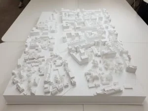 Großmaßstäbliches städtebauliches Weißmodell mit dicht bebauten Stadtblöcken, Verkehrsachsen und fein ausgearbeiteten Baumstrukturen.