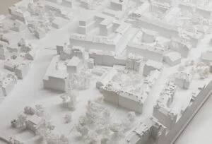 Städtebauliches Weißmodell mit dichter Blockrandbebauung, feinen Baumstrukturen und klar ausgearbeiteten Verkehrsachsen.