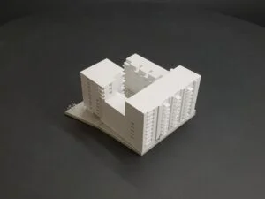 Architekturmodell eines Wohnblocks mit geschlossenem Innenhof und klaren Baukörpern – Wettbewerbsmodell.