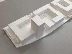 Architektur-Wettbewerbsmodell mit drei blockartigen Gebäuden und zentralen Innenhöfen im weißen Präsentationsstil