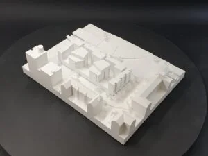 Städtebauliches Weißmodell eines Wohnquartiers mit klaren Baukörpern, Hochpunkt und feinen Vegetationsstrukturen.