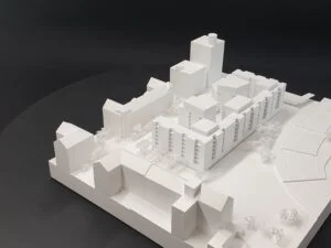 Städtebauliches Weißmodell mit kompakten Baukörpern, Höhendominante und feinen Baumstrukturen.