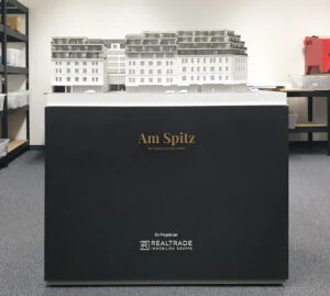 Modellpodest mit Realtrade-Logo – Präsentationssockel für Architekturmodell Am Spitz