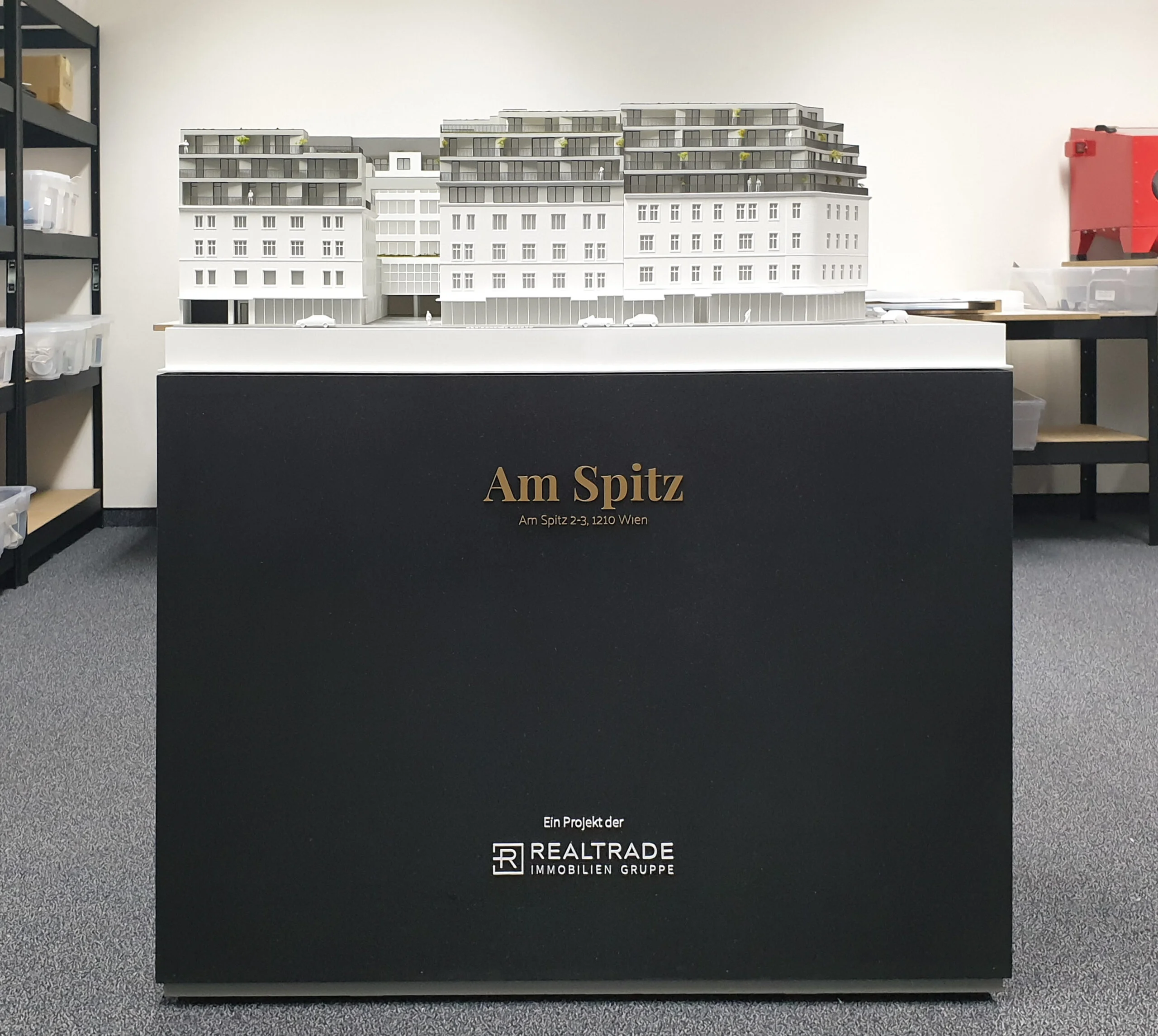 Modellpodest mit Realtrade-Logo – Präsentationssockel für Architekturmodell Am Spitz