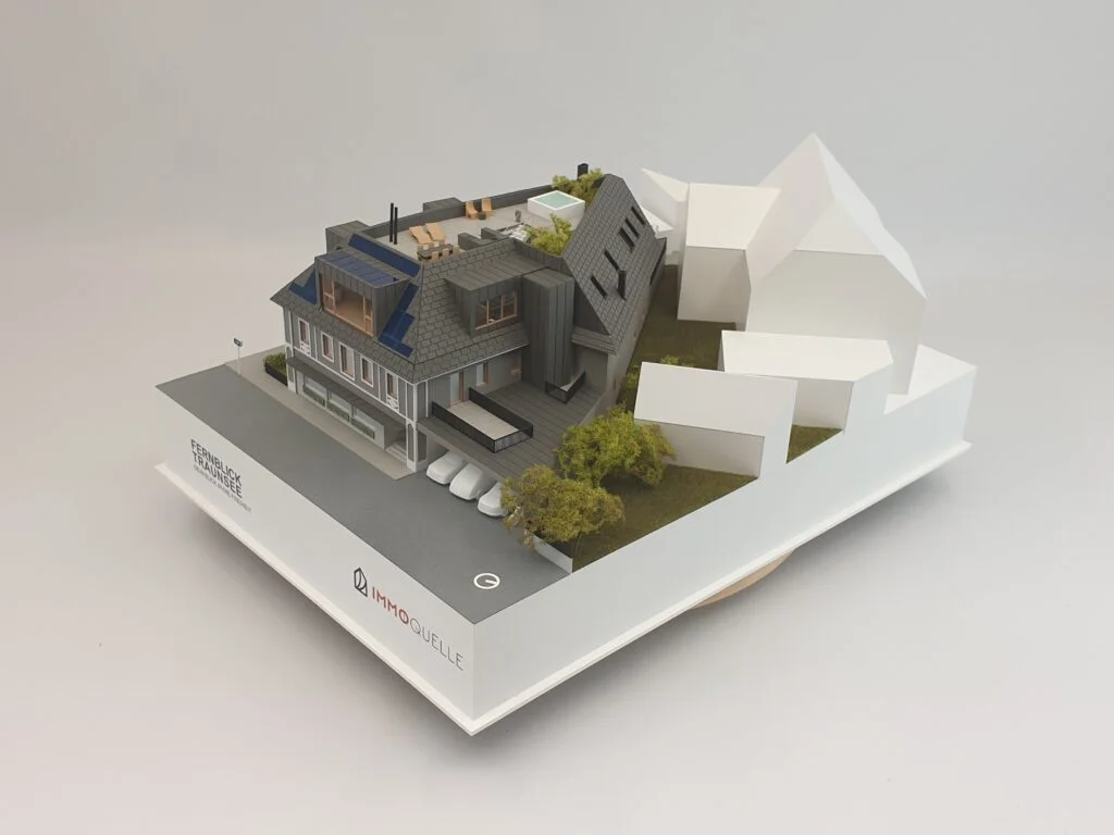 Architekturmodell einer modernen Wohnanlage mit Podest und umliegenden Gebäuden in perspektivischer Ansicht